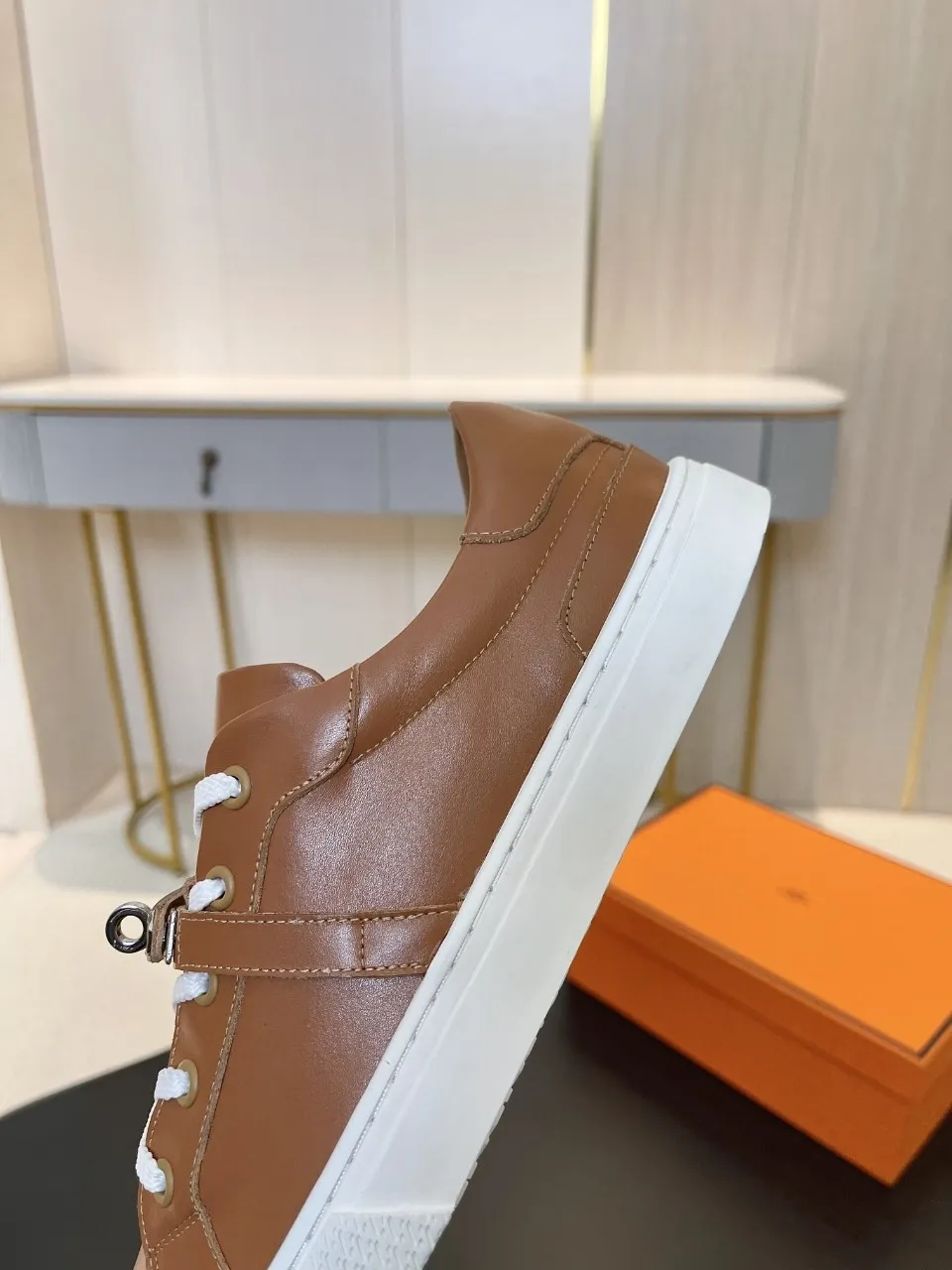 Men's Men's Shoes💰620❤️❤️❤️HERMES 2021 latest Kelly buckle white sneakers are online! The highest version on the market! Purchasing level quality! The H family rarely produces flat casual shoes, and they are styled with classic palladium-plated Kelly shoe buckles! Create a fashionable urban look that perfectly embodies the noble and elegant style of Hermès! Material selection: Fabric imported cowhide, lining + foot pads imported sheepskin, original molded TPU outsole, heavy gold molded kelly buckle full of texture Size: Female: 35-41 (41 is not returnable) Male: 39-45 (45 is not returnable)
